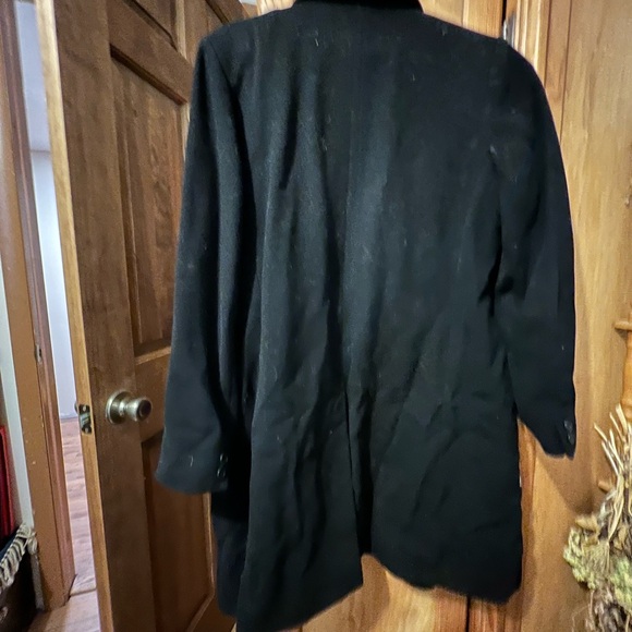 L.L. Bean Women's Black Coat - Picture 3 of 3
